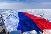 Самый большой флаг России, развернутый на дрейфующих льдах