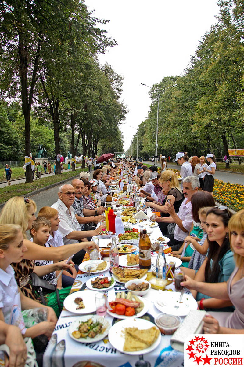 Самый длинный праздничный стол в России