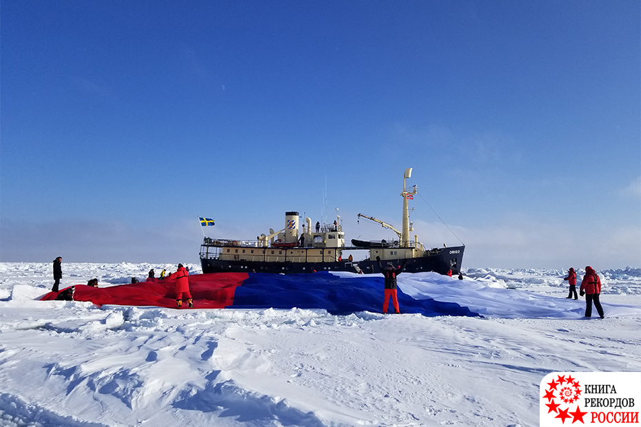 Самый большой флаг России, развернутый в Арктике