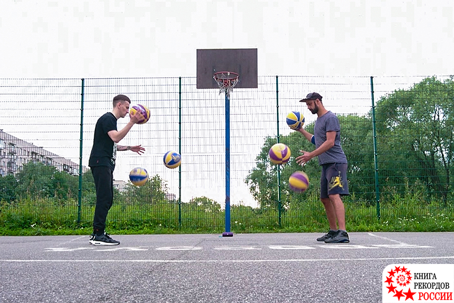 Дриблинг шестью баскетбольными мячами с одновременной передачей двух мячей с отскоком о пол в России