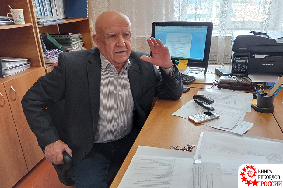Наибольший трудовой стаж в должности директора средней общеобразовательной школы в России