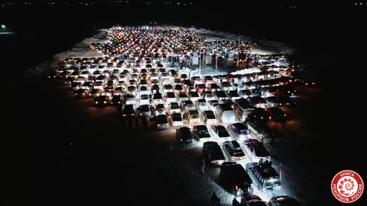 Изображение новогодней ёлки, составленное из наибольшего количества автомобилей в России
