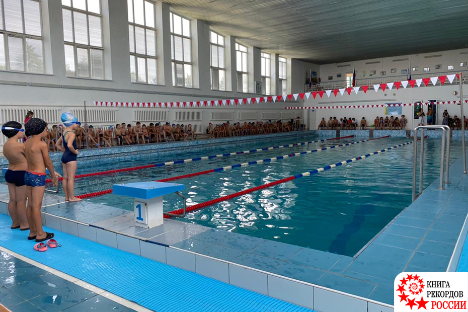 Наибольшее количество детей, принявших участие в эстафете по плаванию (50м) одновременно в двух бассейнах, в России