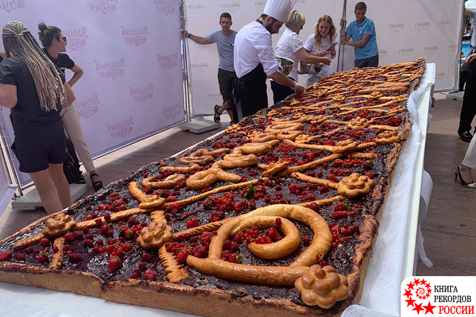 Самый большой ягодный пирог в России
