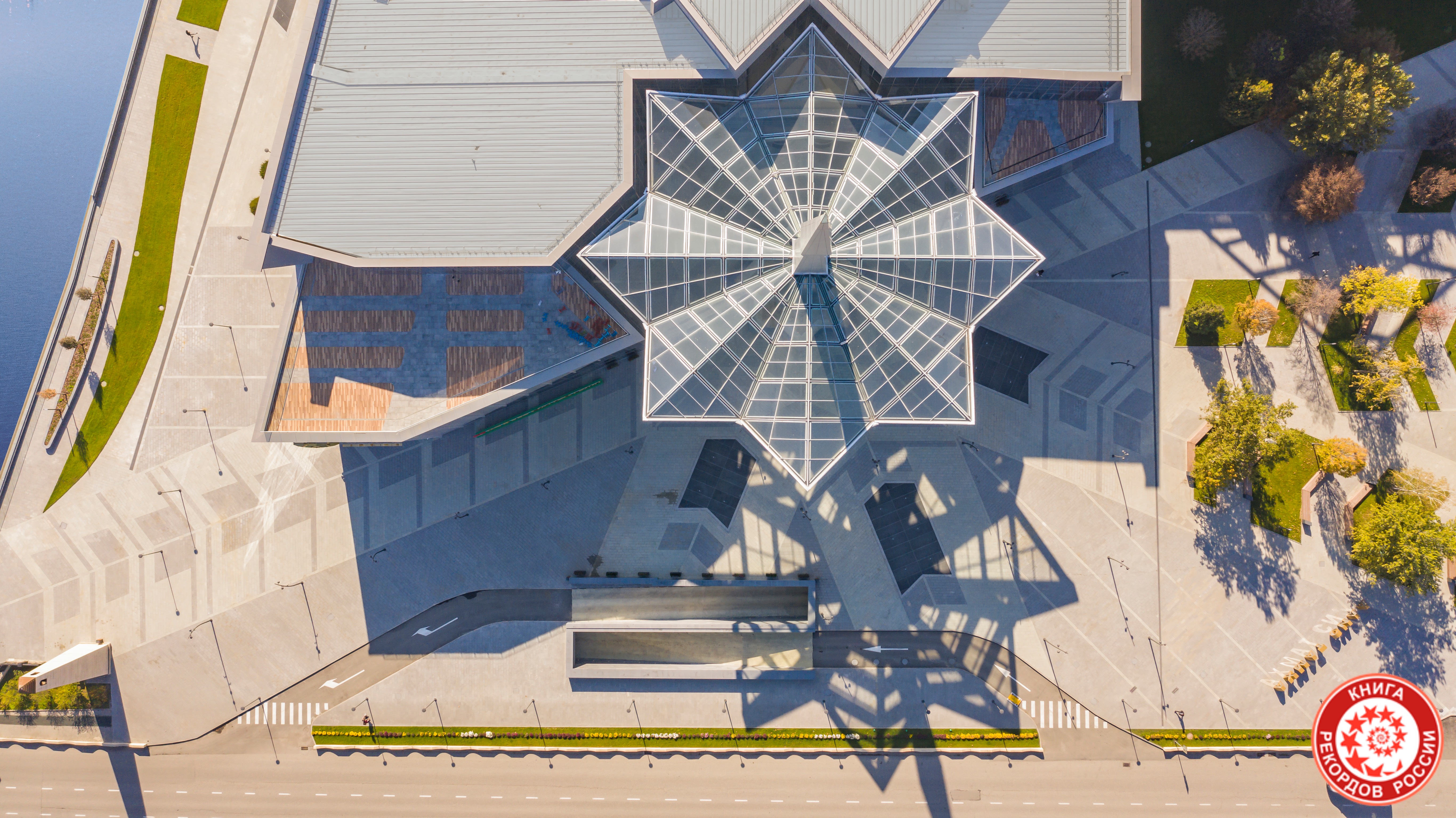 Самый большой в мире архитектурный навес в виде восьмилучевой звезды