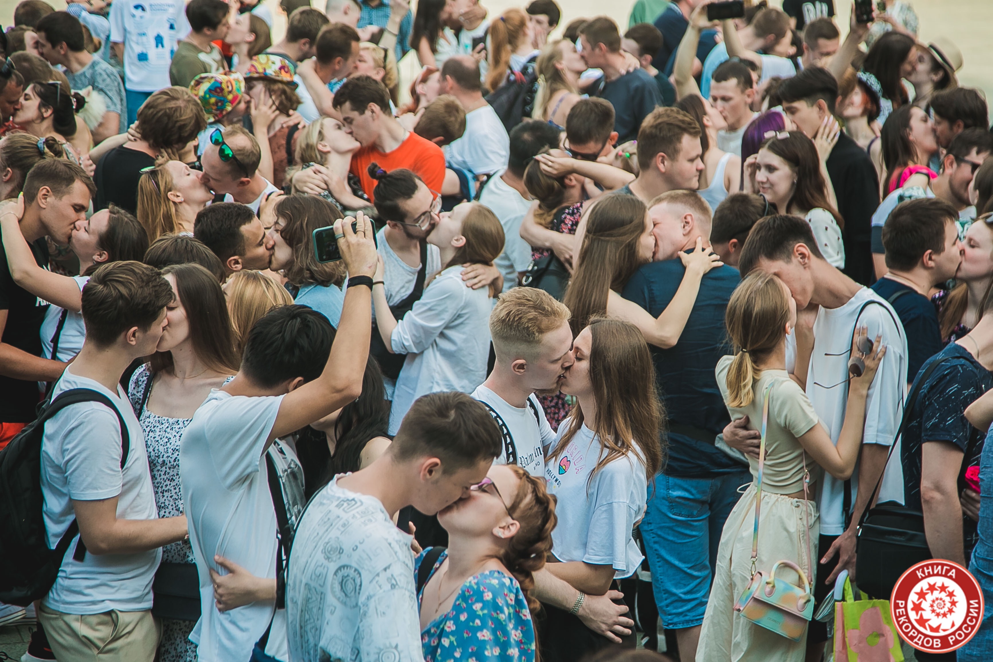 Самый массовый одновременный поцелуй в России